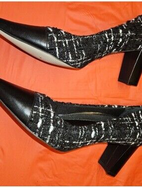 Boucle' Tweed Body Classic Pointed Smooth Black Cap Toe w/Block Heel 8.5 NWOT